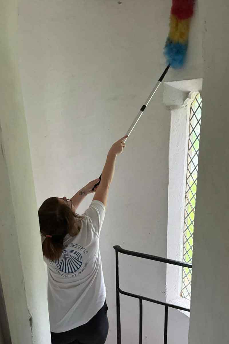 star-cleaning-services-dusting-ceiling-and-wall